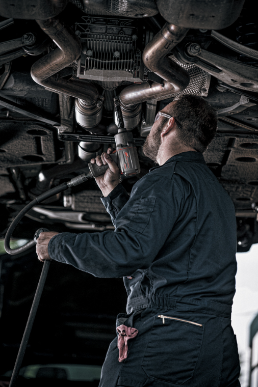 Auto mechanic using Ingersoll Rand 2235TiMAX