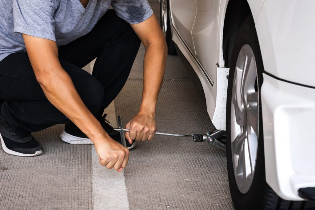 Auto mechanic lifting car with scissor jack