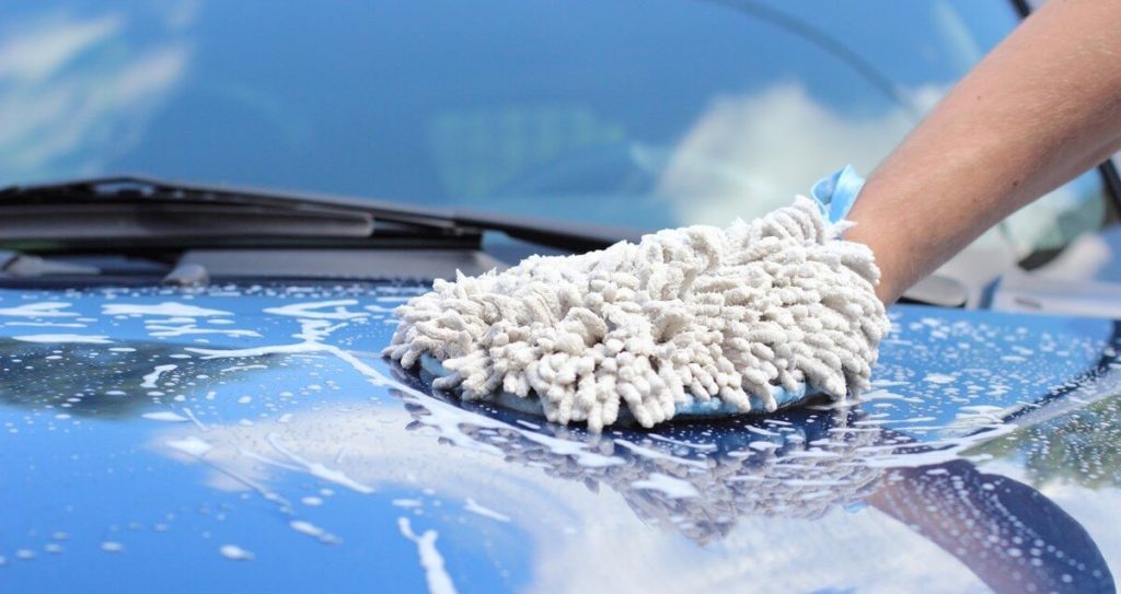 Washing car with mitt