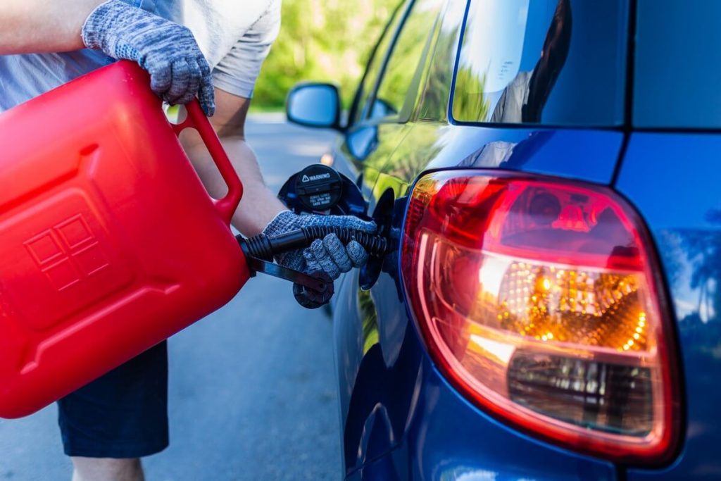 gas can to refuel cars