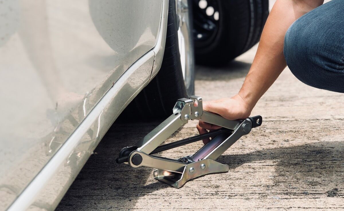 7 Best Portable Car Jacks to Keep In Your Trunk (2022 Review)